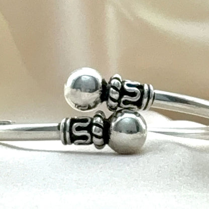 Détail des extrémités décorées du bracelet jonc en argent