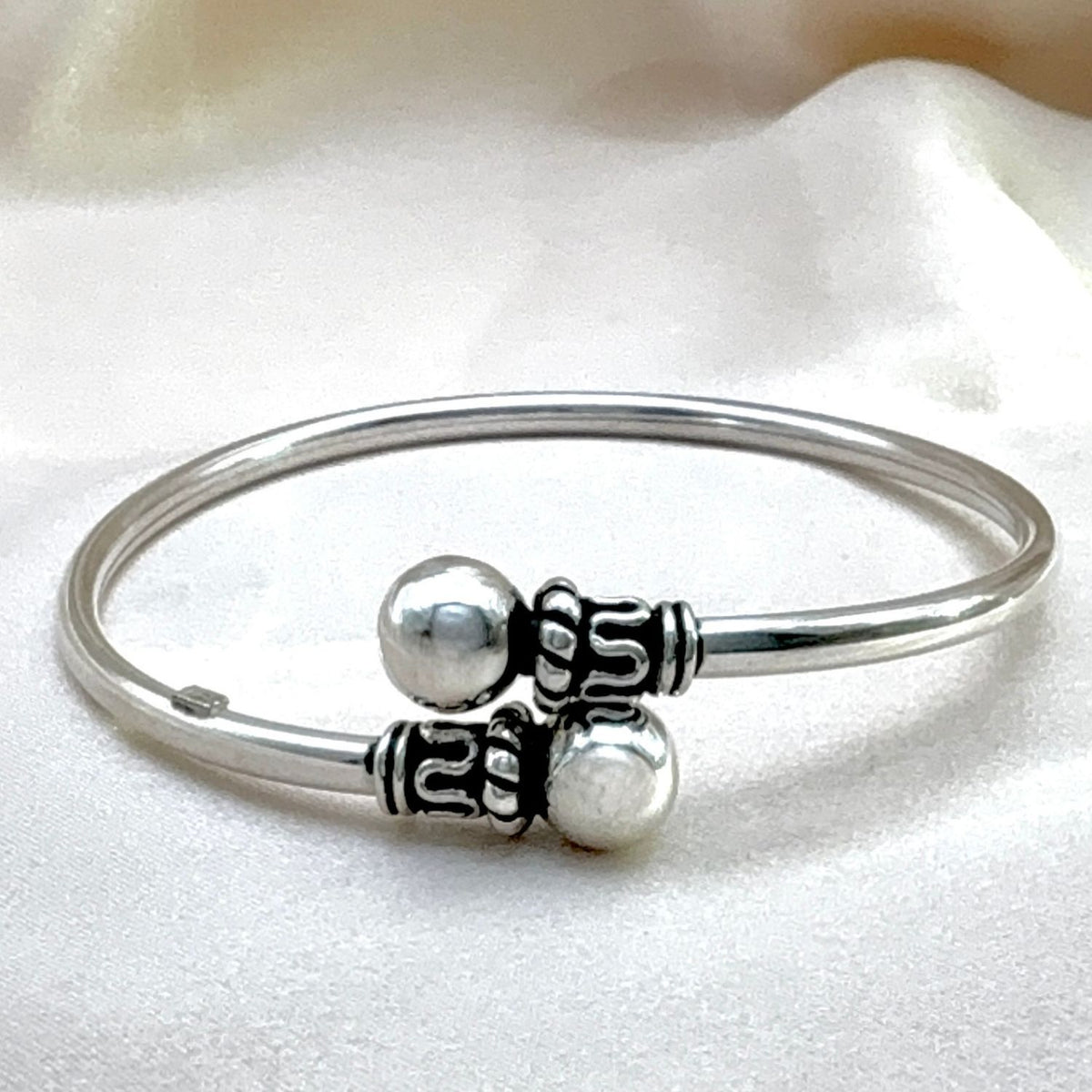 Bracelet jonc ouvert en argent – vue complète et extrémités décorées