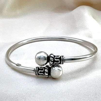 Bracelet jonc ouvert en argent – vue complète et extrémités décorées