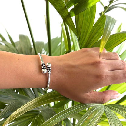 Bracelet jonc ouvert en argent porté au poignet