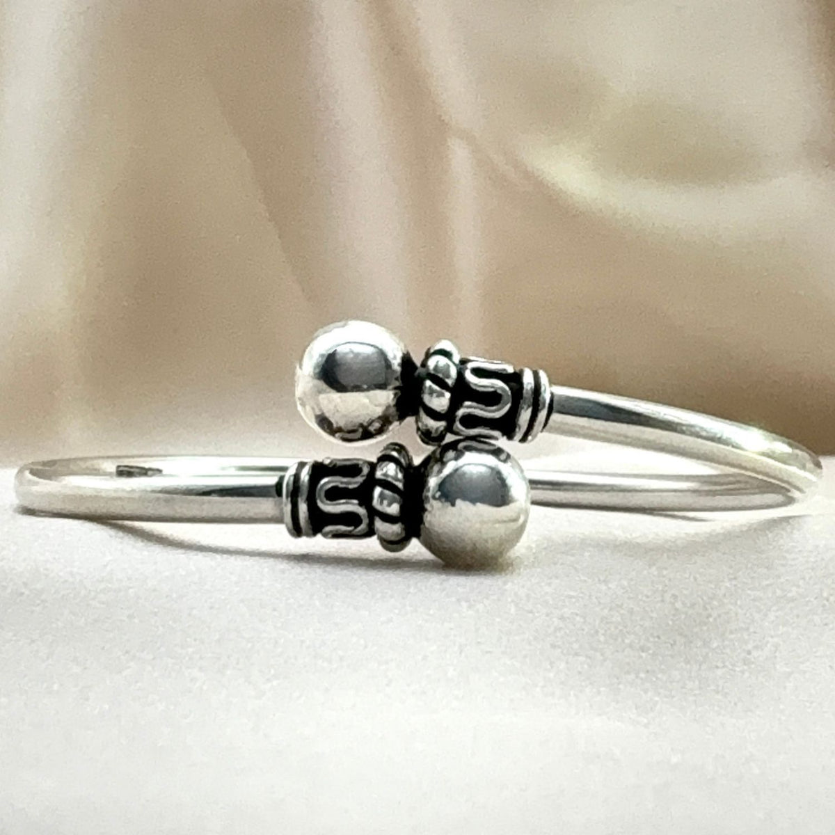 Bracelet jonc ouvert en argent artisanal – vue de face