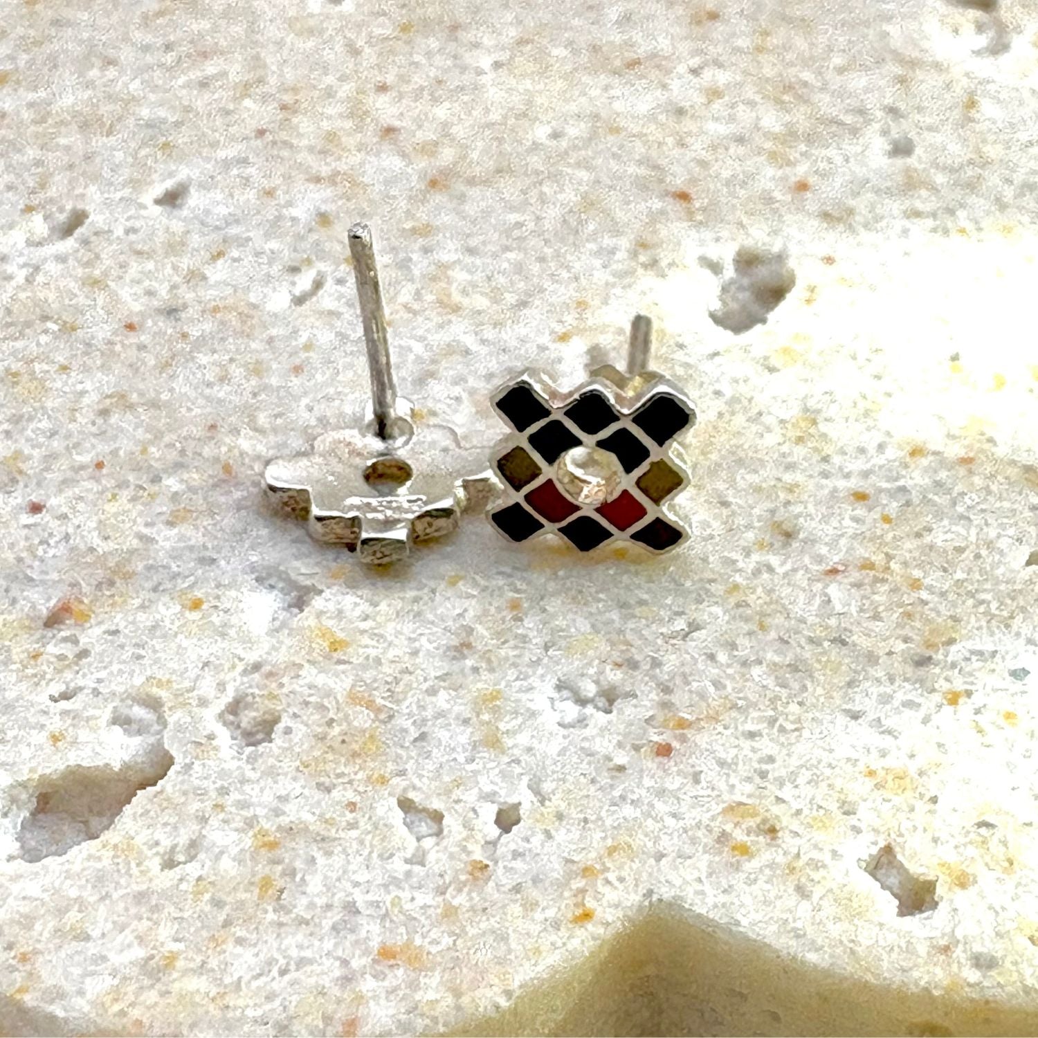  Clou d'oreille Essentielle montrant le fermoir poussette.