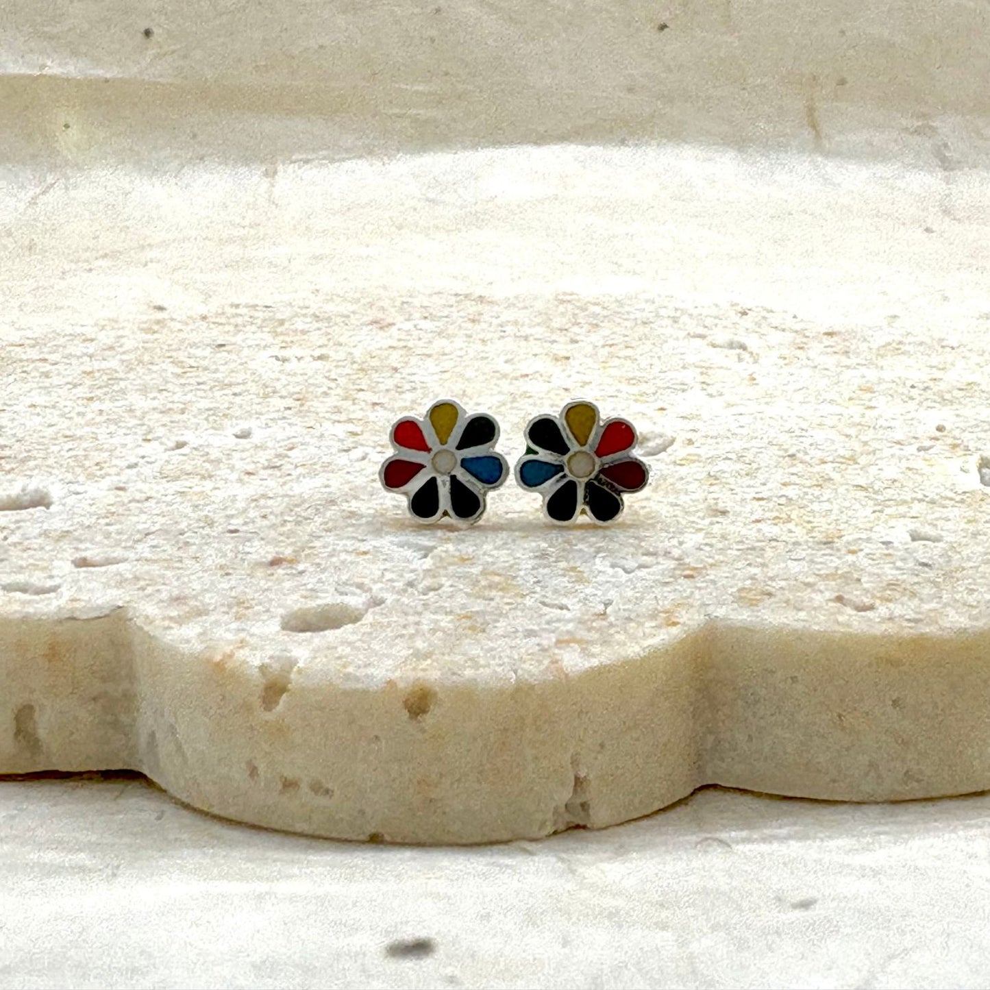 Clous d'oreilles Essentielle en argent 950 avec décor peint à la main, motif fleur.

