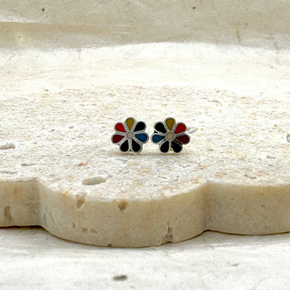 Clous d'oreilles Essentielle en argent 950 avec décor peint à la main, motif fleur.
