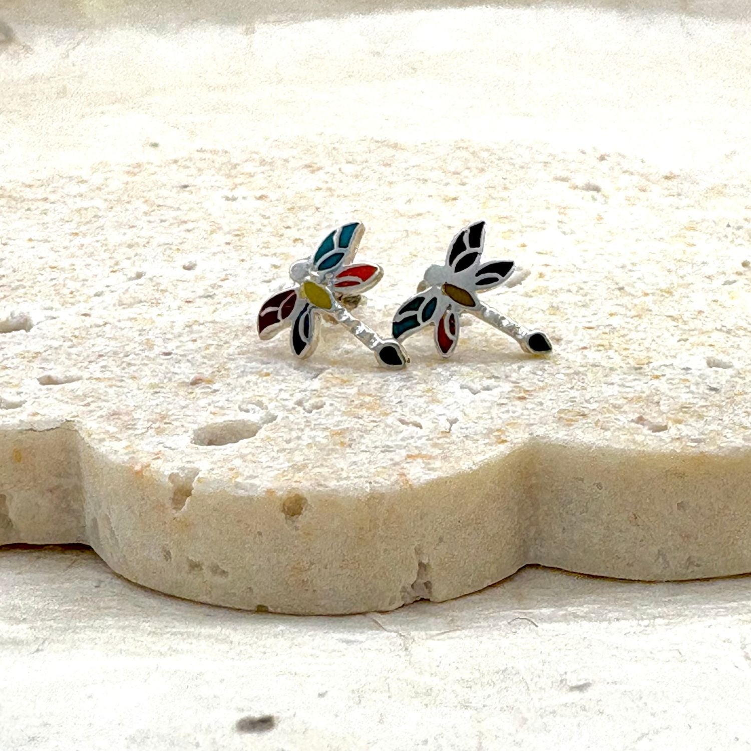 Clous d'oreilles Essentielle en argent 950 avec décor peint à la main, motif libellule.
