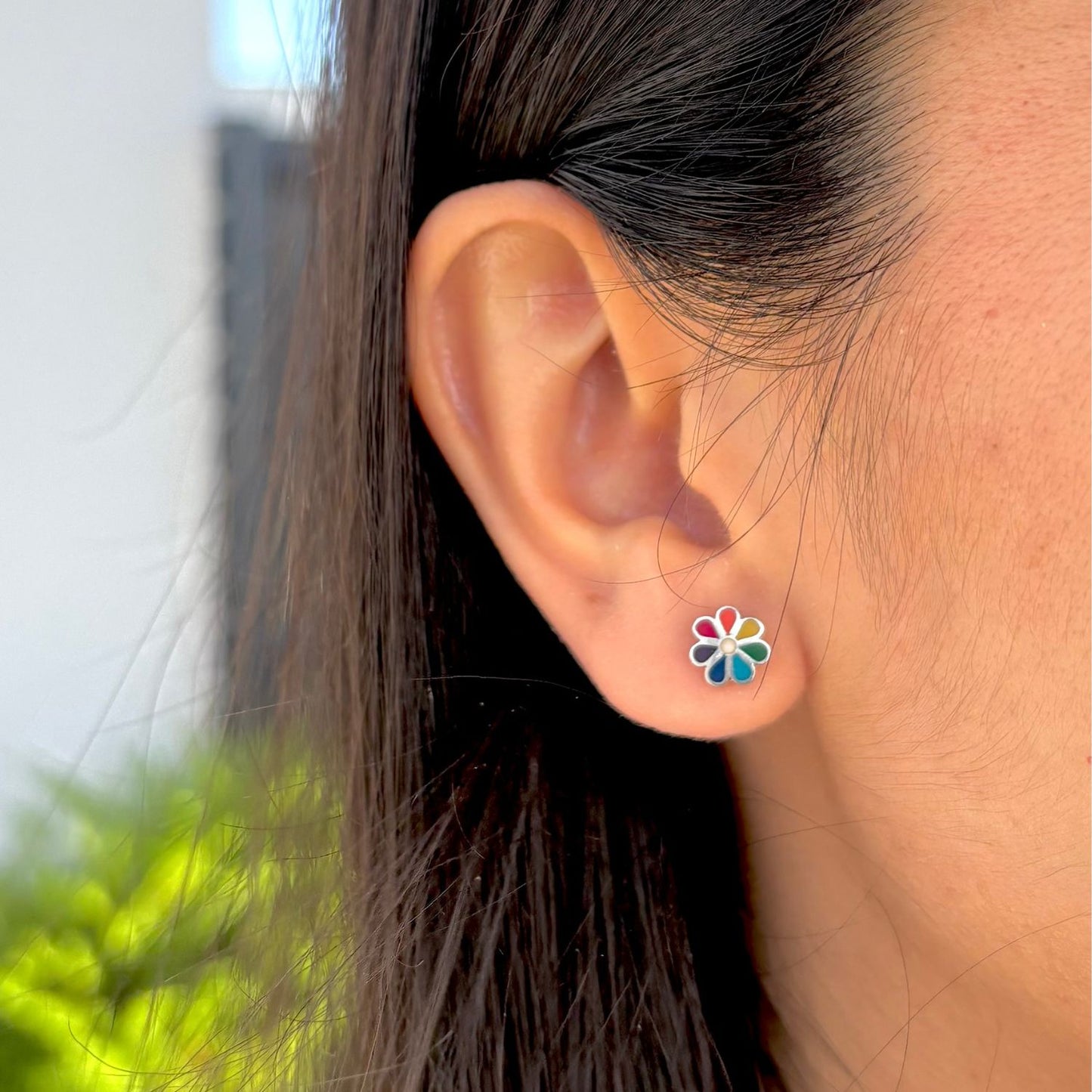 Clous d'oreilles Essentielle motif fleur portés à l'oreille.