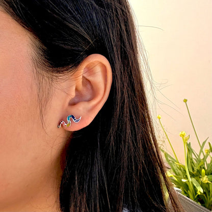 Clous d'oreilles Essentielle motif serpent portés à l'oreille.