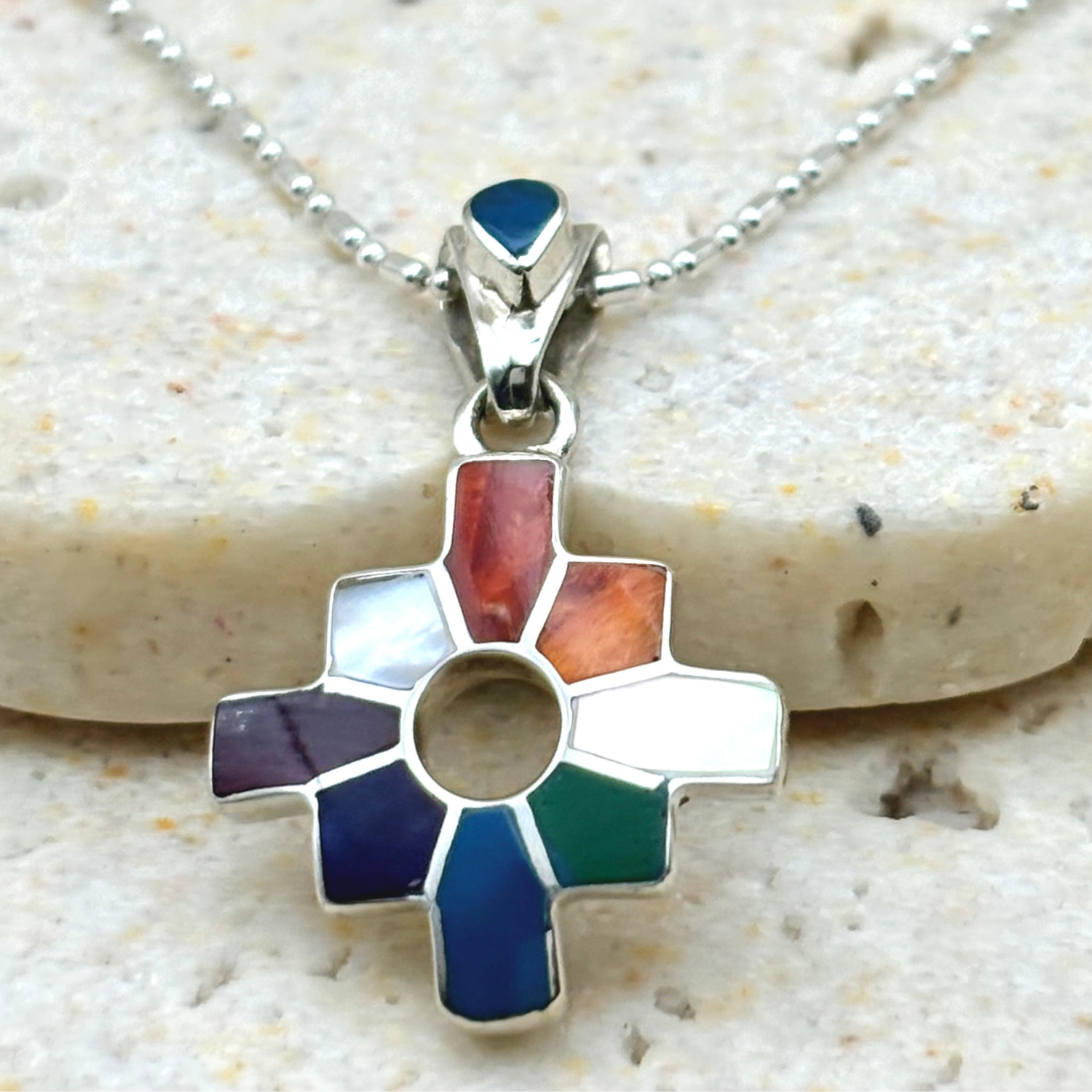   Collier Chakana contemporain en argent avec incrustations minérales
