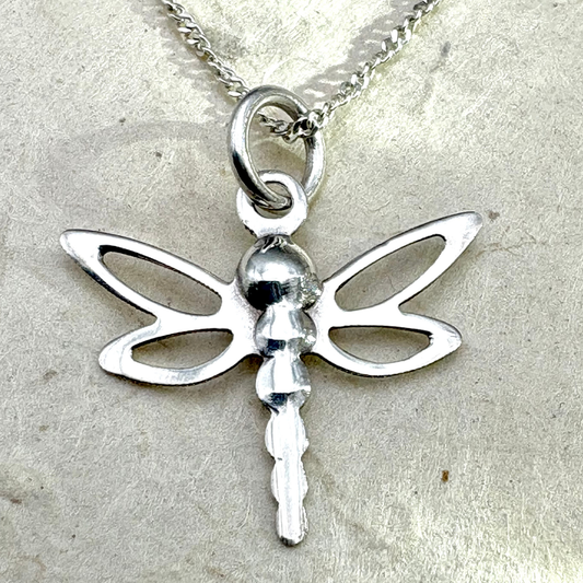 Collier libellule en argent  de la collection Essentielle par Cholita Nova