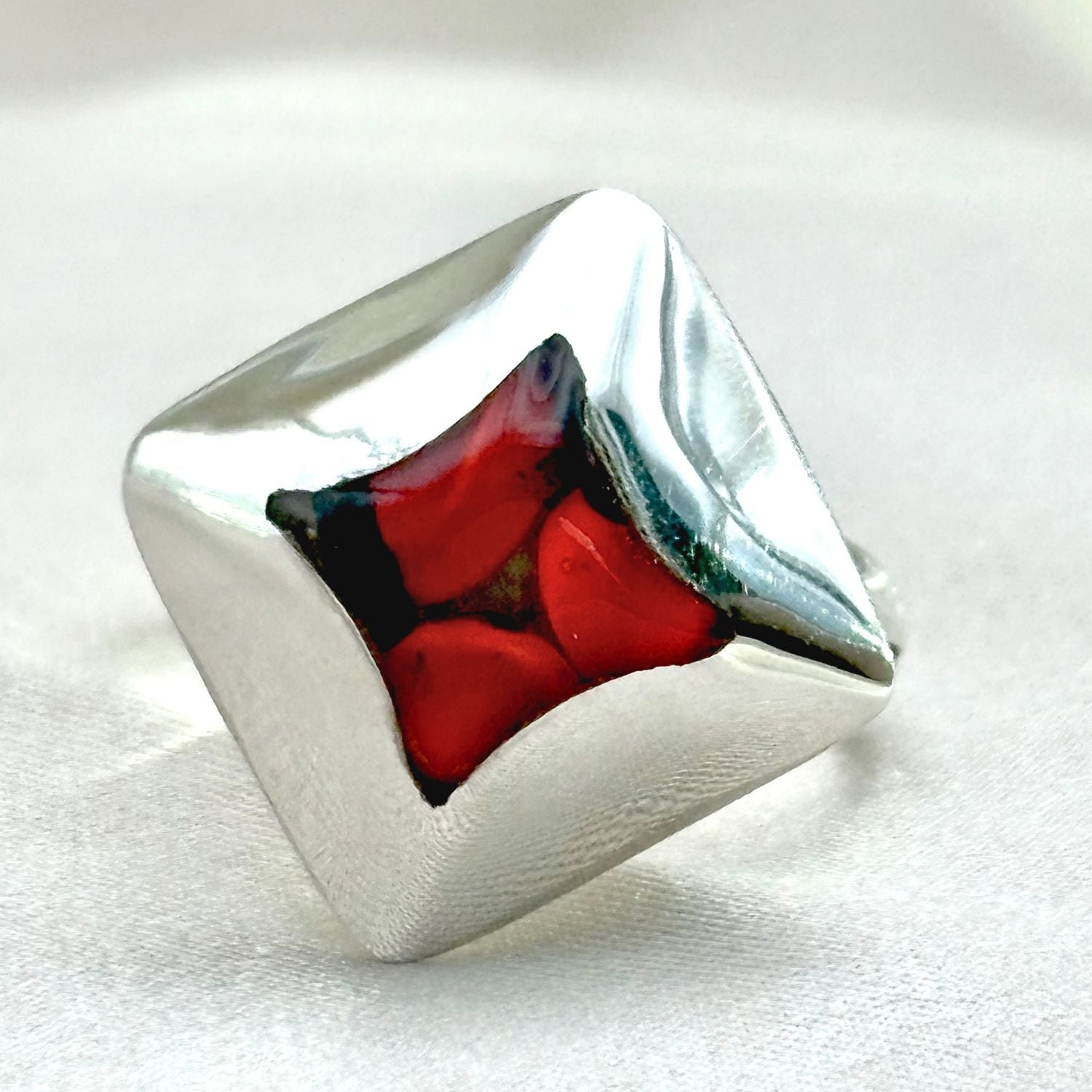 Détail de la bague Huayruro Facette en argent
