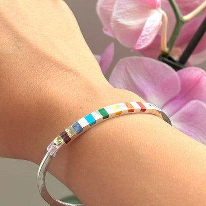 Gros plan sur les incrustations de nacre, sodalite, chrysocolle et spondylus du bracelet Nuance.