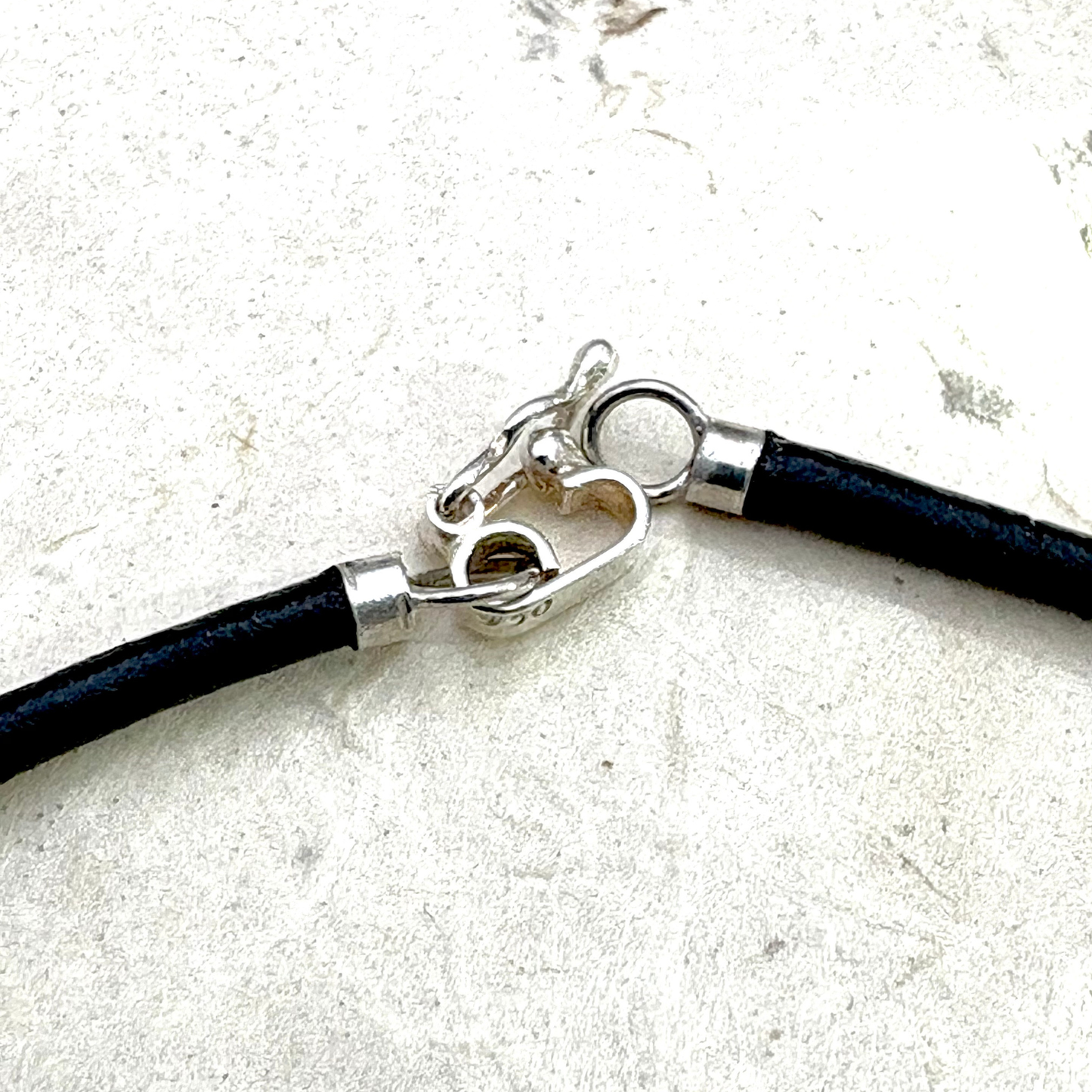 Fermeture de la ras-du-cou en cuir noir avec attaches en argent
