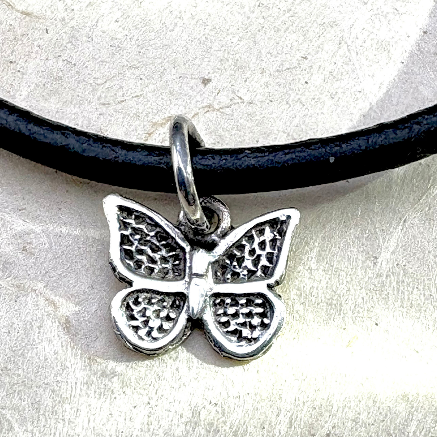  :Détail du pendentif papillon en argent oxydé finition artisanale
