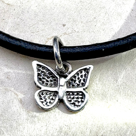  :Détail du pendentif papillon en argent oxydé finition artisanale
