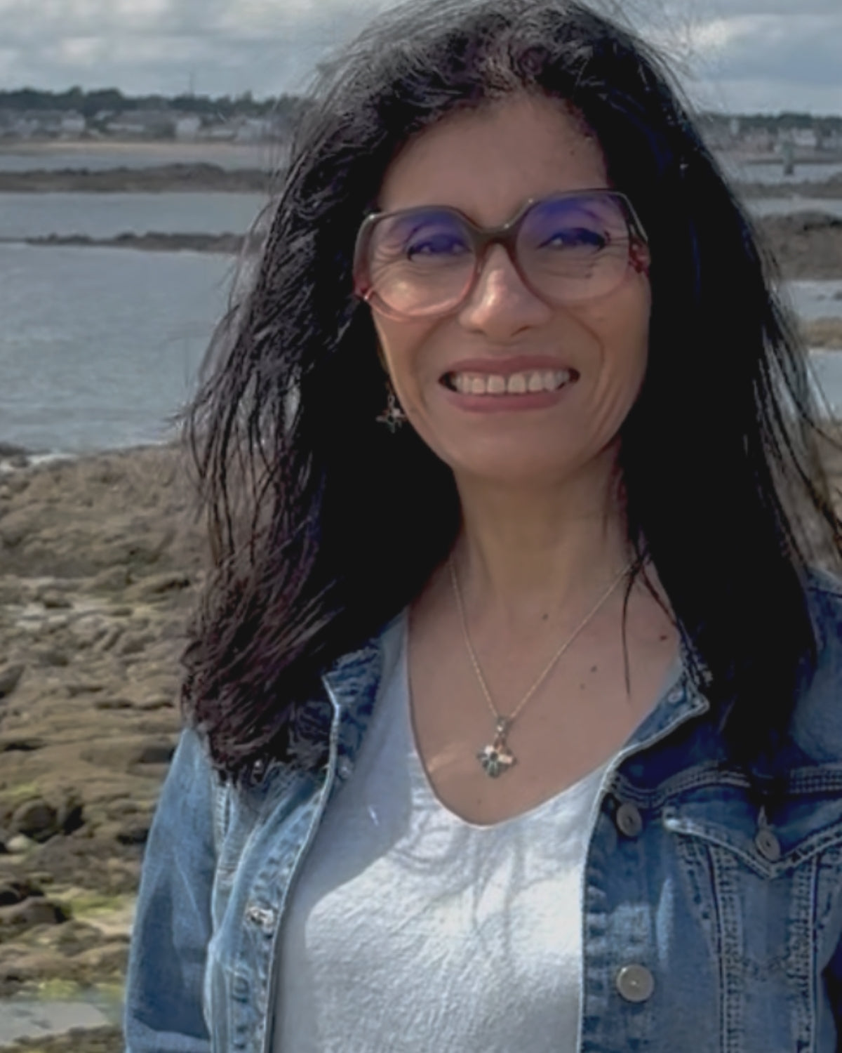 Rosario, fondatrice de Cholita Nova, portant un bijou artisanal en argent