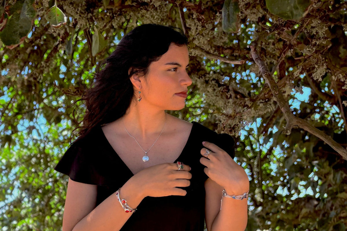 Femme portant des bijoux artisanaux en argent Cholita Nova