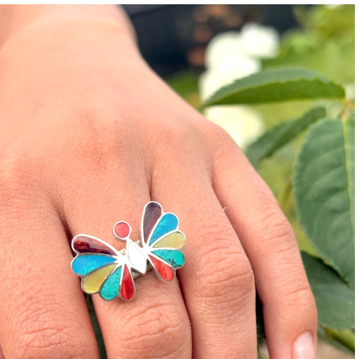 Bague Évolia portée en lumière naturelle
Bague Évolia portée en lumière naturelle
