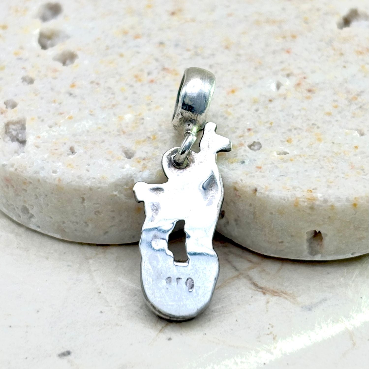 Dos du pendentif Lama en argent montrant les finitions artisanales du bijou.