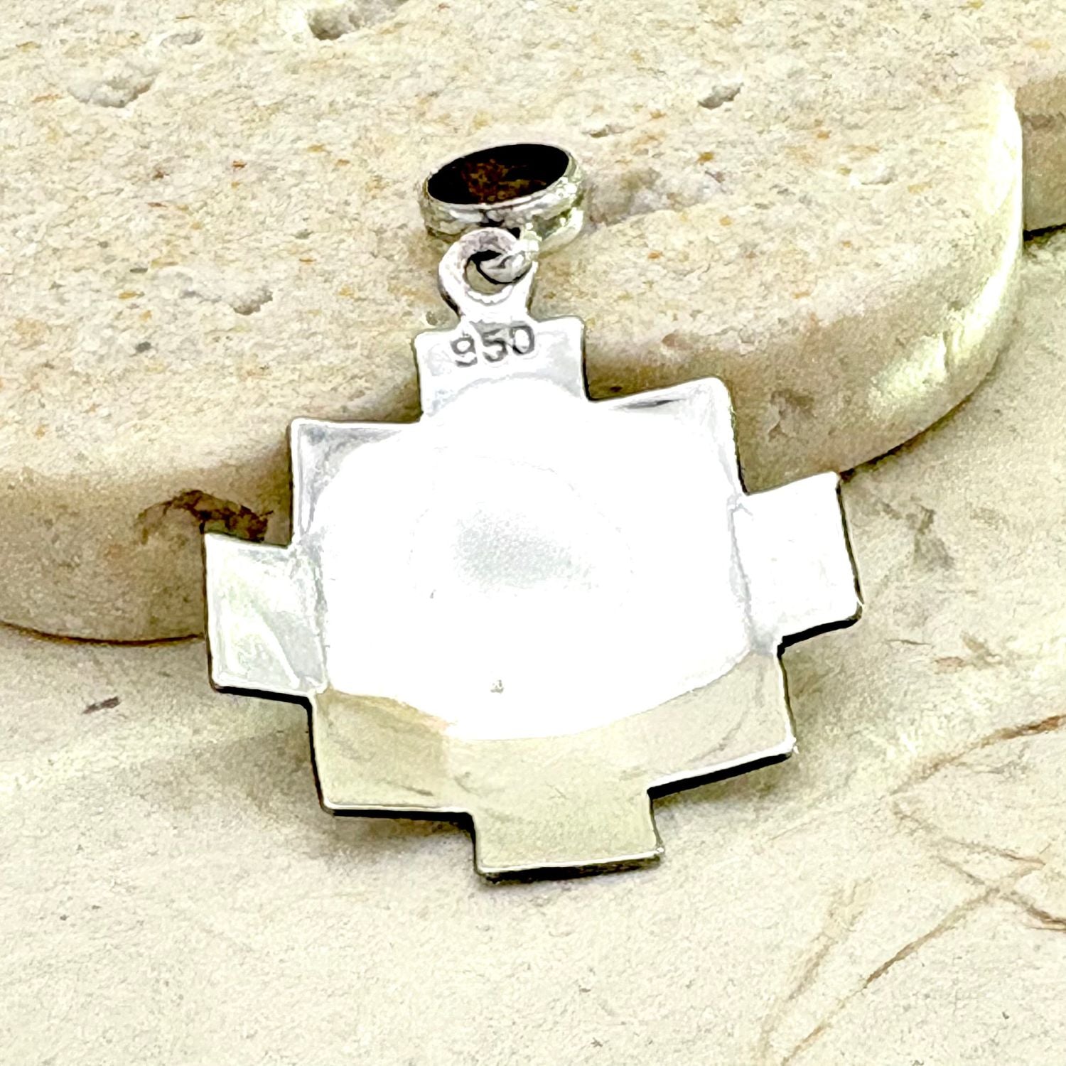 Dos du pendentif Nexa en argent montrant les finitions artisanales du bijou.