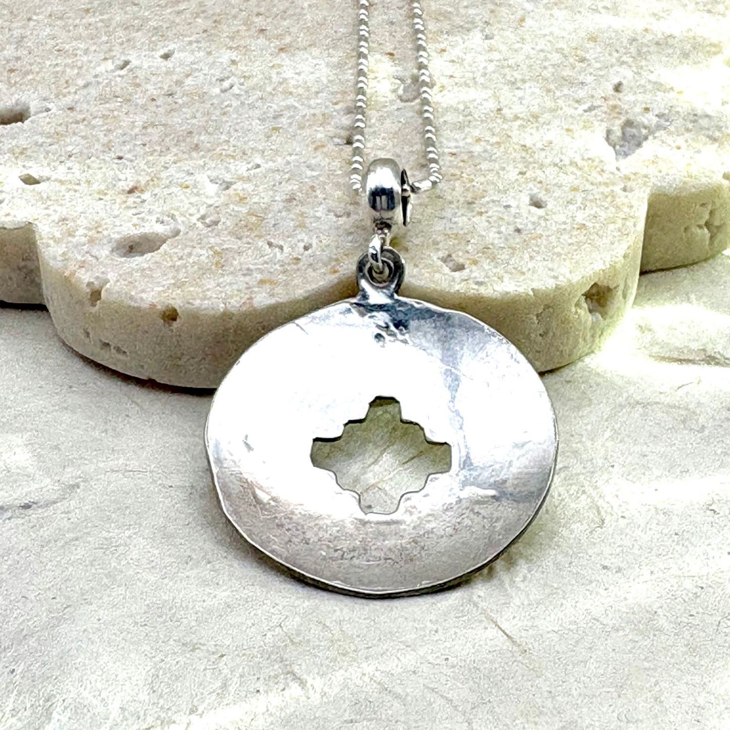 Dos du pendentif Orizon en argent 950.