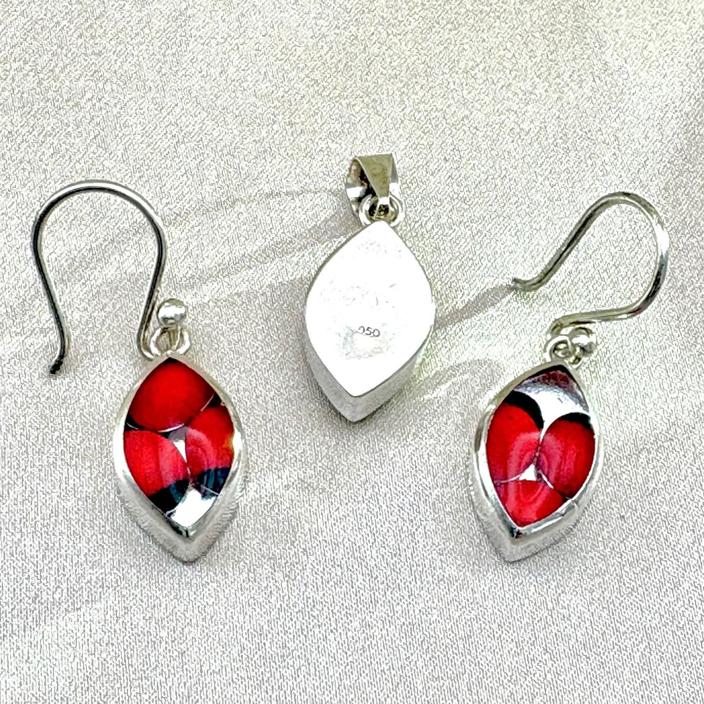 Dos du pendentif et des boucles Munay