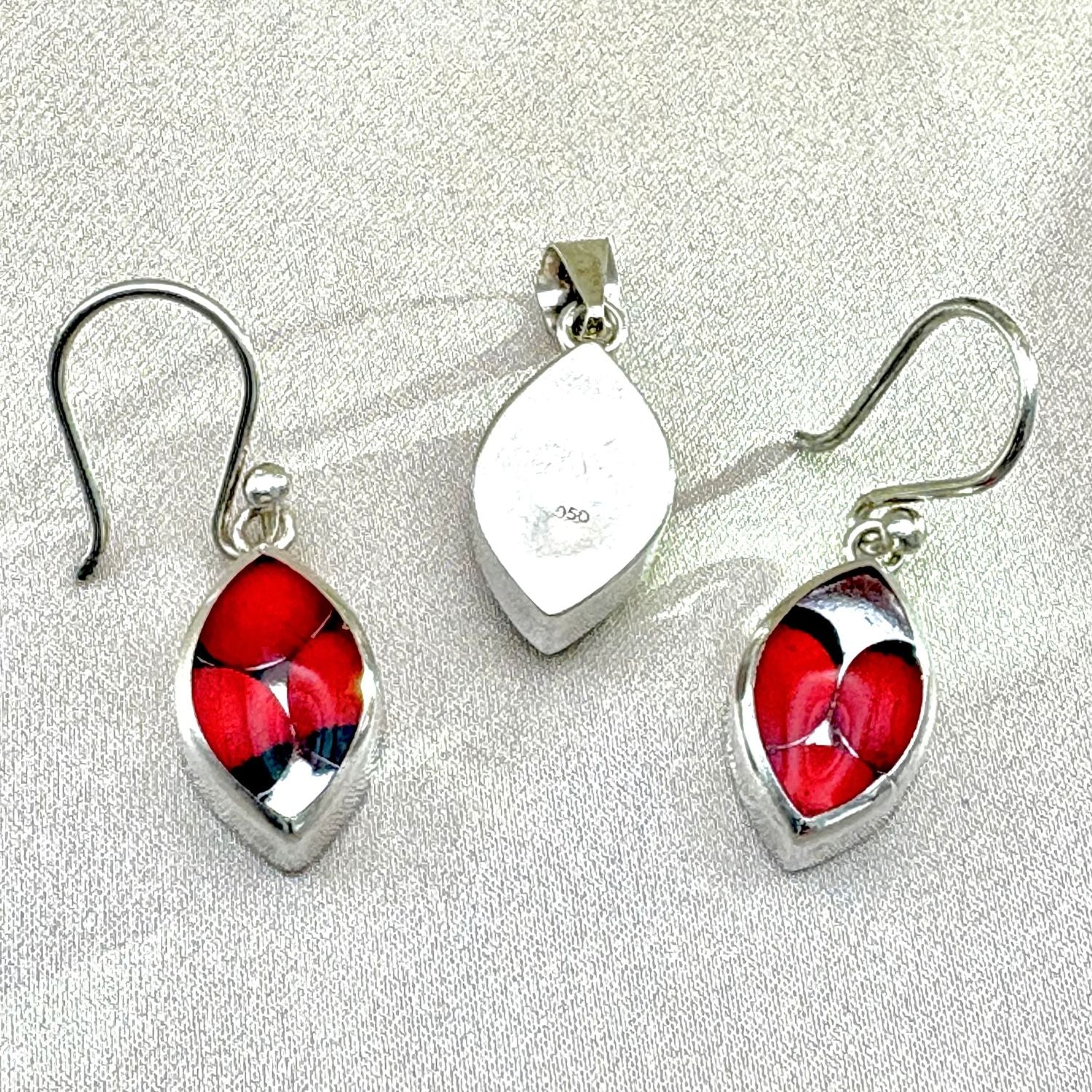 Dos du pendentif et des boucles Munay