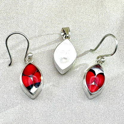 Dos du pendentif et des boucles Munay