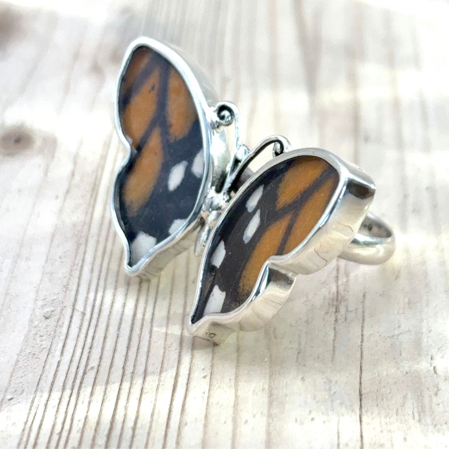 Grande Bague Azura Ambre nocturne en argent vue de profil