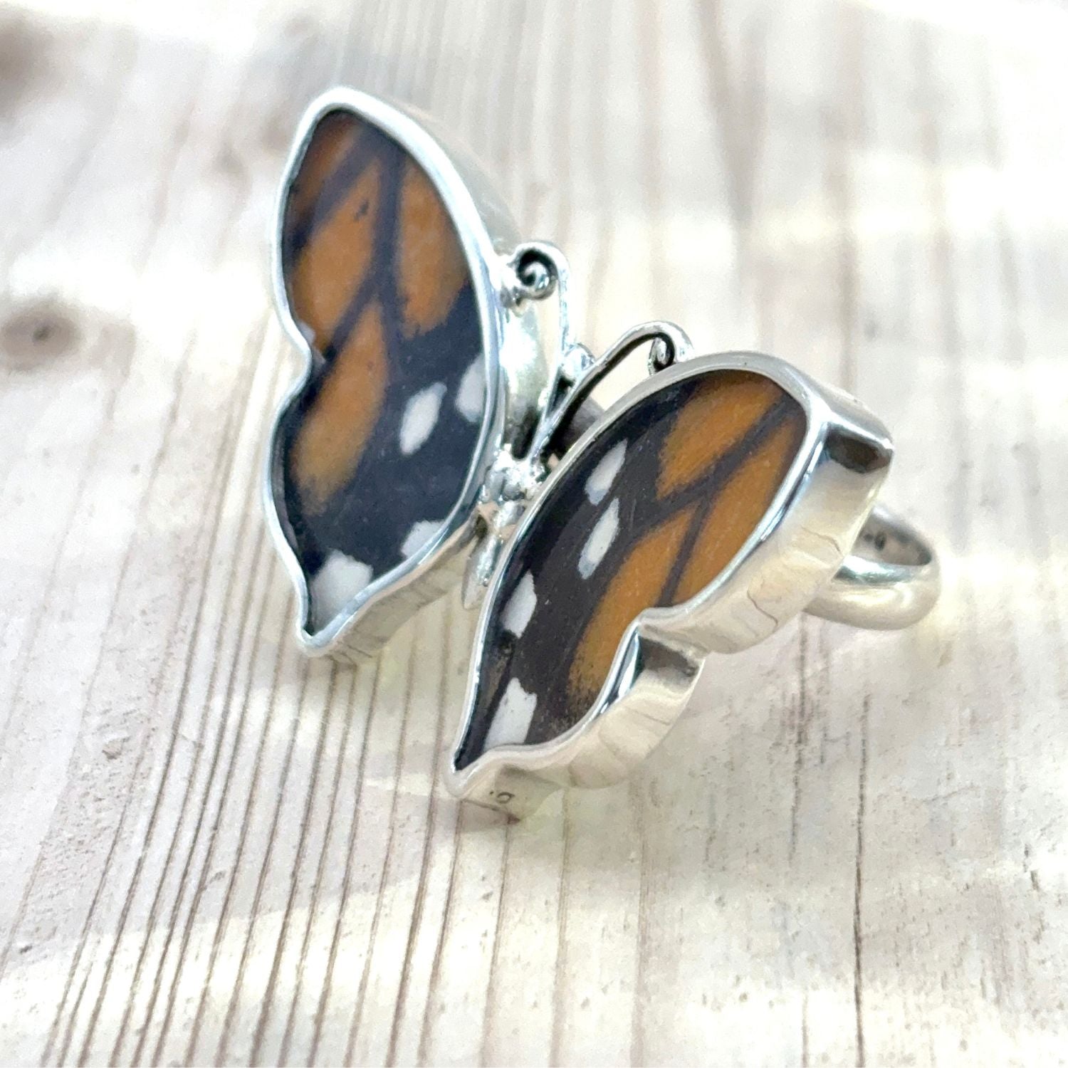 Grande Bague Azura Ambre nocturne en argent vue de profil