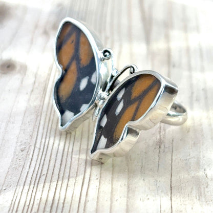 Grande Bague Azura Ambre nocturne en argent vue de profil