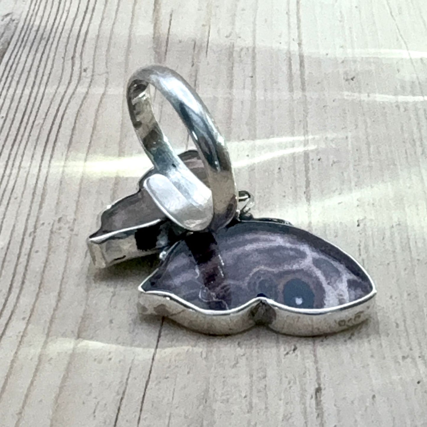 Grande Bague Azura Noir framboise vue arrière avec anneau ajustable en argent