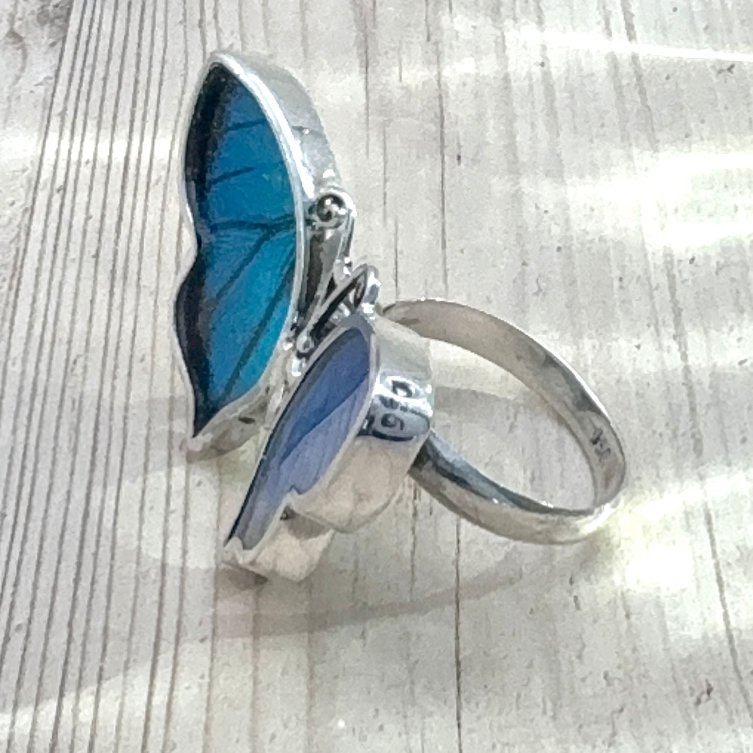 Grande Bague Azura Bleu céleste en argent vue de profil