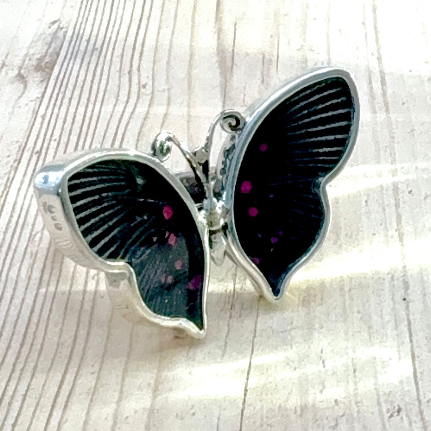 Grande Bague Azura Noir framboise en argent vue de profil