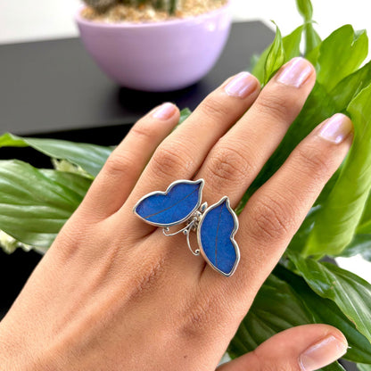 Grande Bague Azura portée au doigt
