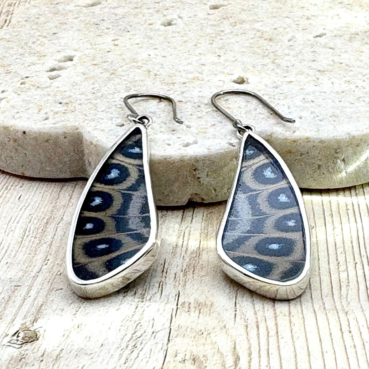 Grandes boucles d'oreilles Élyne en argent  avec véritables ailes de papillon brun ocellé.