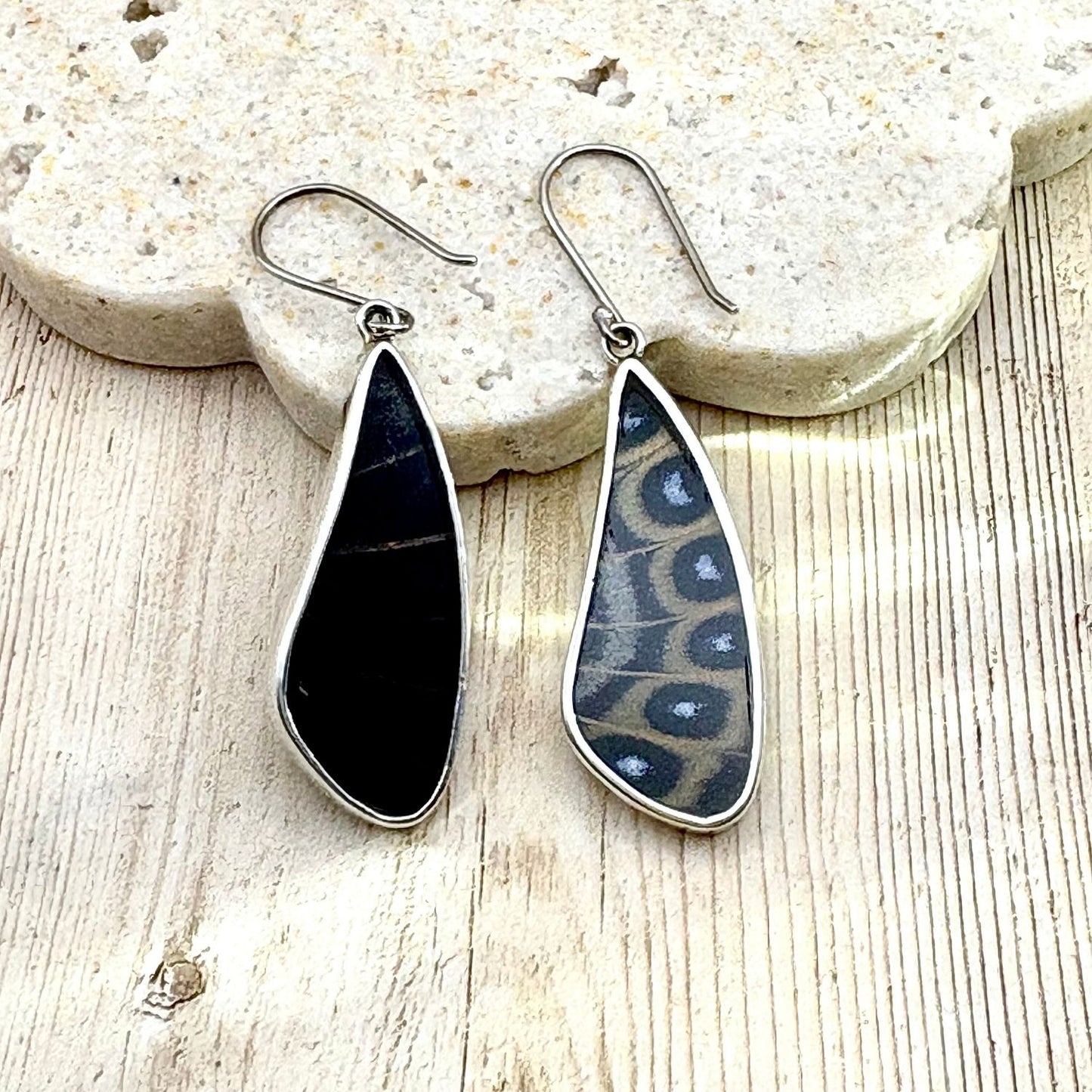 Grandes boucles d'oreilles Élyne montrant les deux faces naturelles des ailes de papillon.