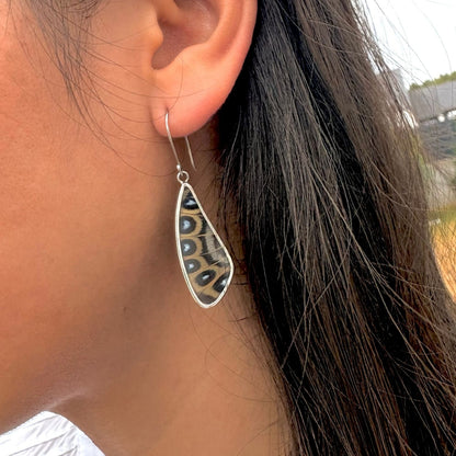 Grandes boucles d'oreilles Élyne en argent portées.