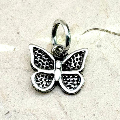 Gros plan du pendentif Papillon Ombre révélant les détails des ailes