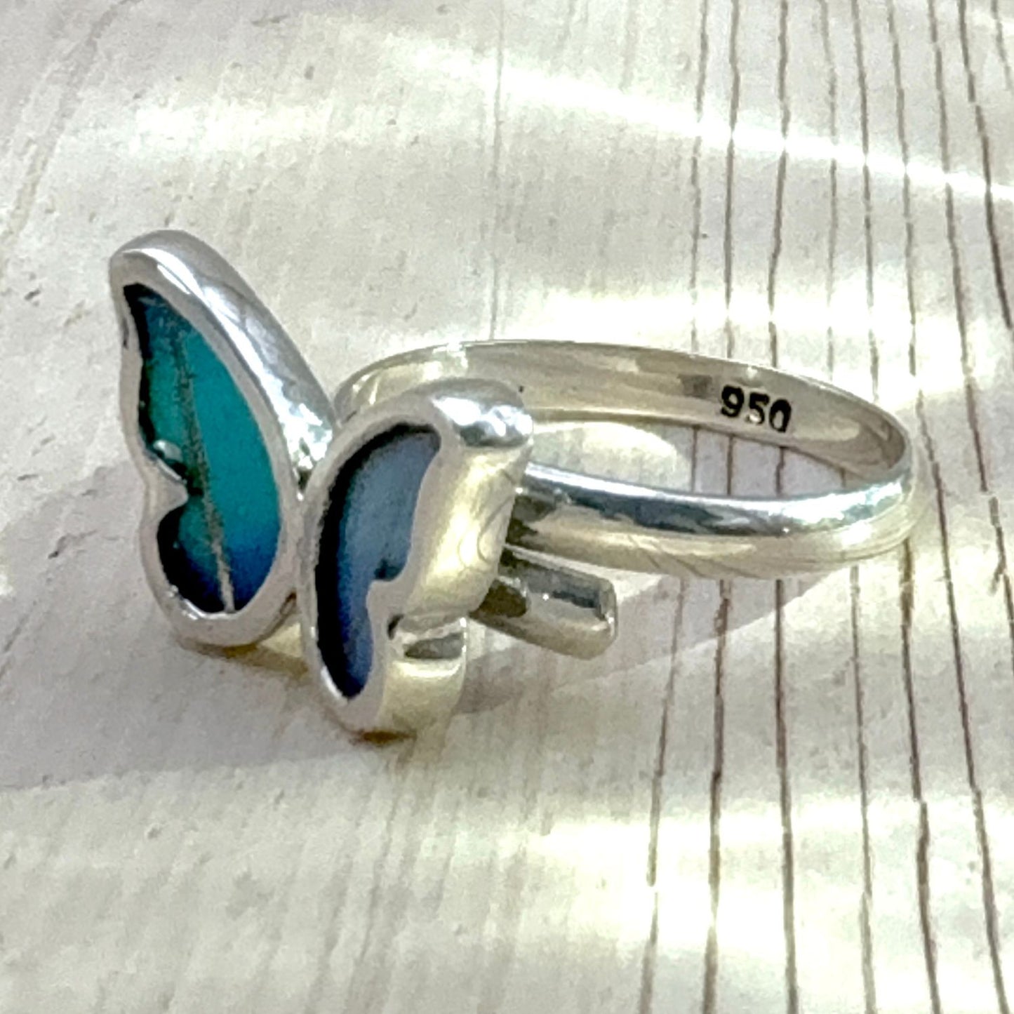 Petite Bague Azura bleu céleste en argent vue de côté avec anneau ajustable