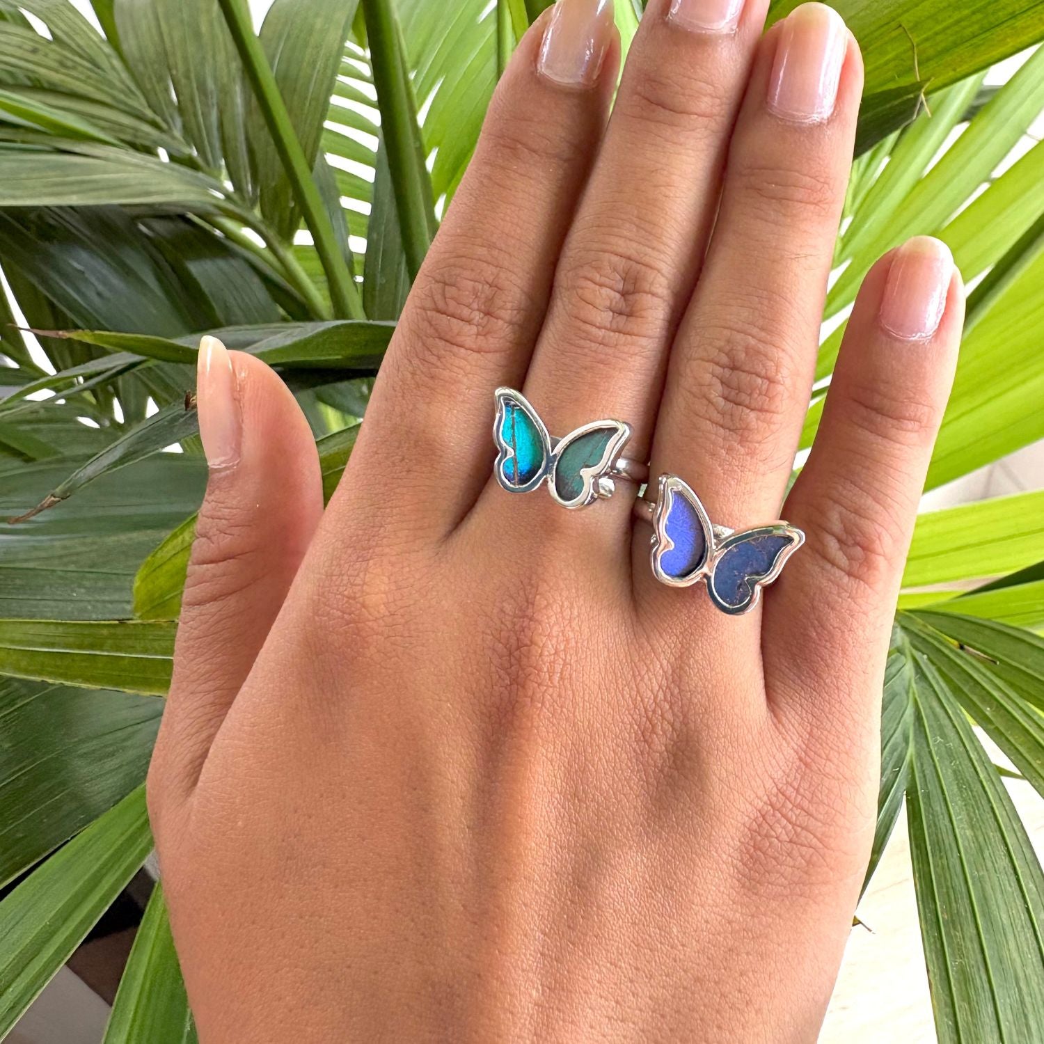 Petites Bagues Azura en argent avec ailes de papillon naturelles portées à la main