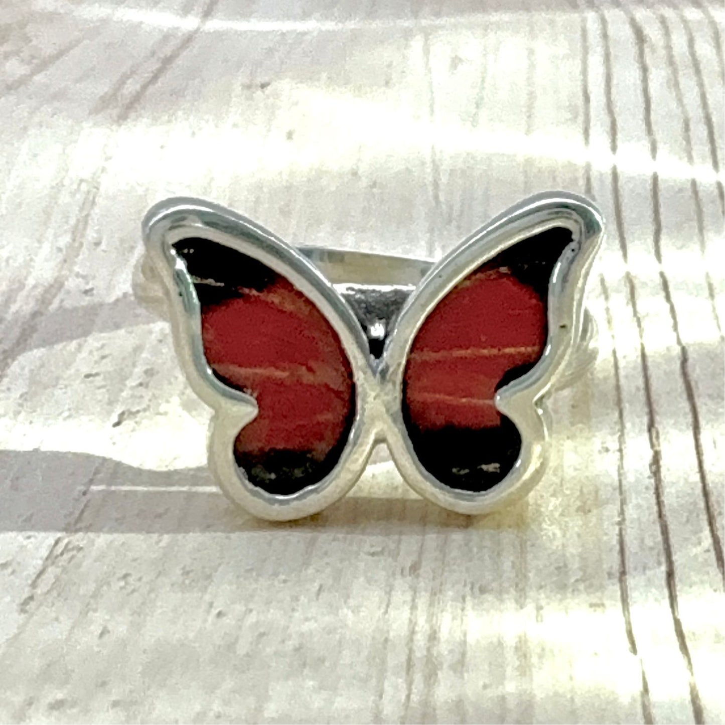 Petite Bague Azura Rouge velours en argent avec ailes de papillon naturelles