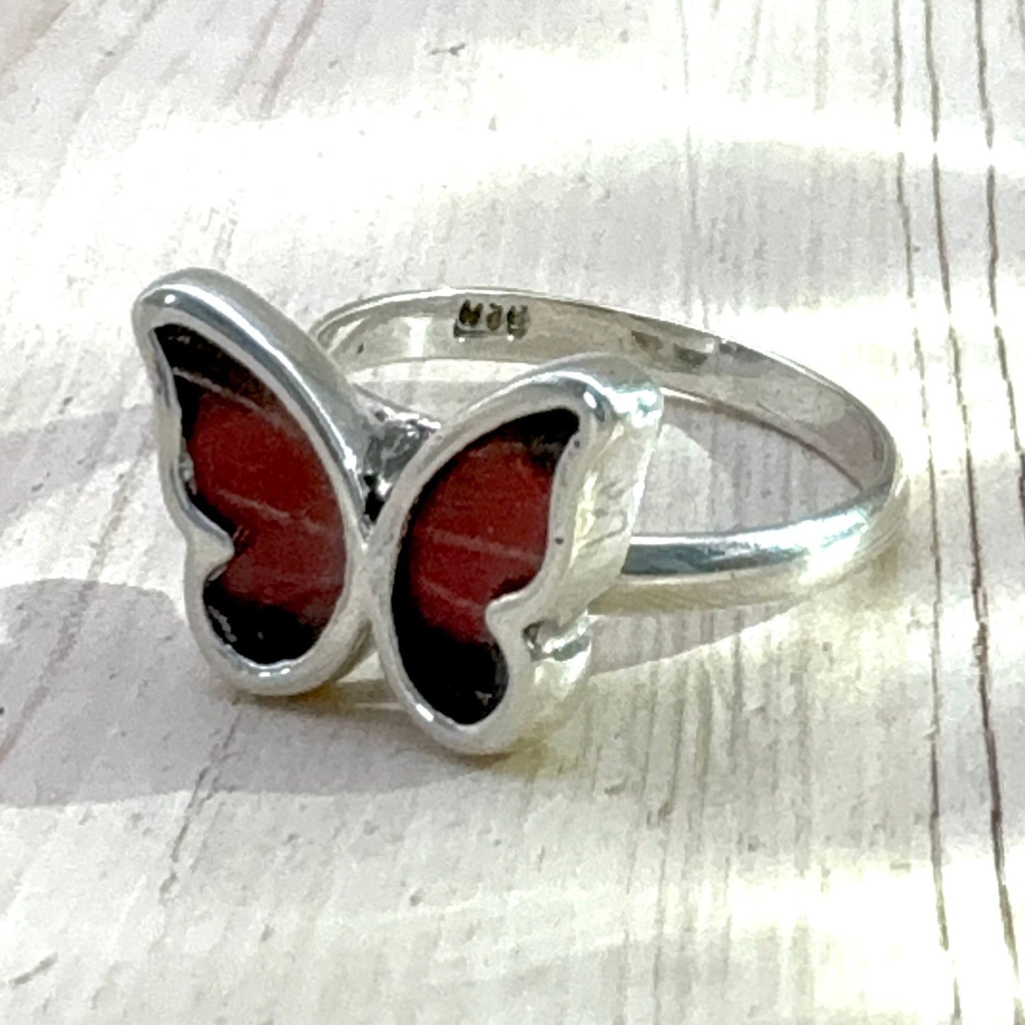 Petite Bague Azura Rouge velours en argent vue de côté avec anneau ajustable