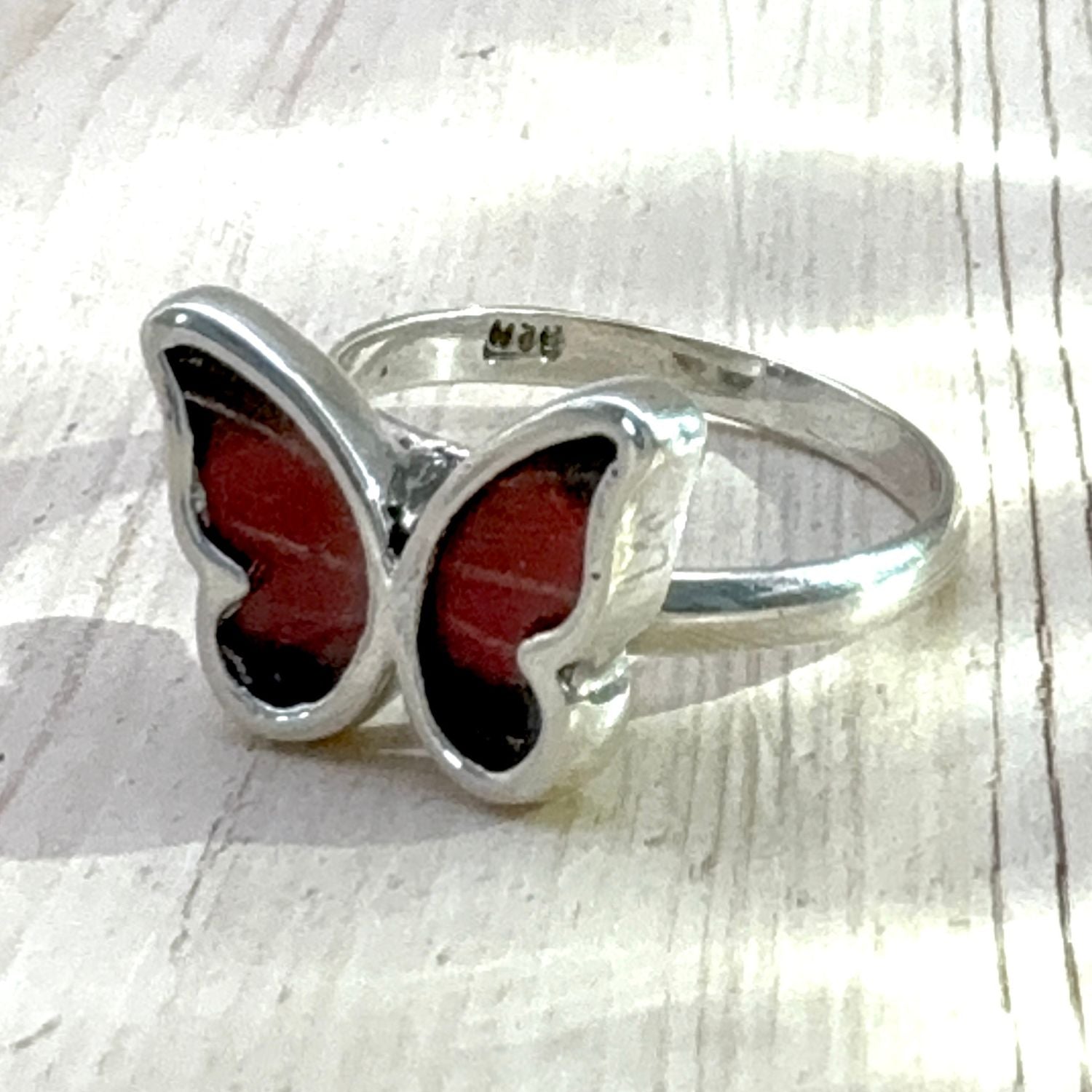 Petite Bague Azura Rouge velours en argent vue de côté avec anneau ajustable