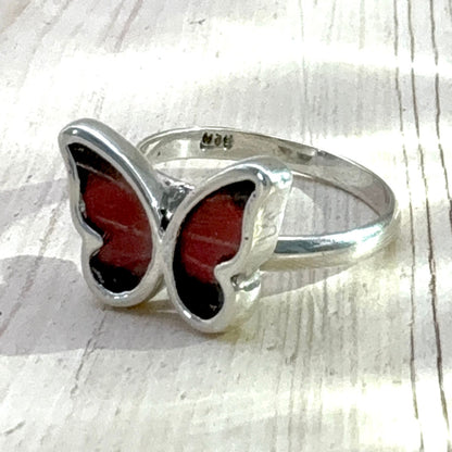 Petite Bague Azura Rouge velours en argent vue de côté avec anneau ajustable
