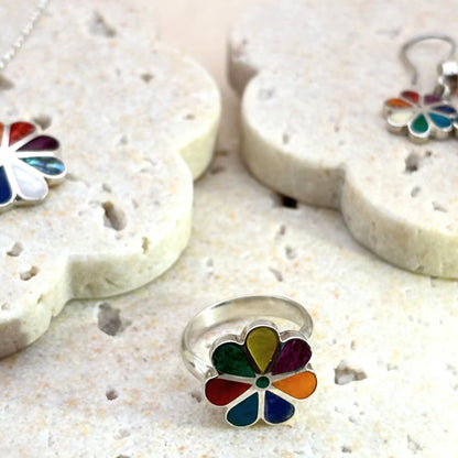 Parure Flora en argent composée de la bague, du pendentif et des boucles d'oreilles assortis