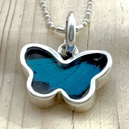 Pendentif Azura réversible en argent avec chaîne – aile de papillon bleu céleste