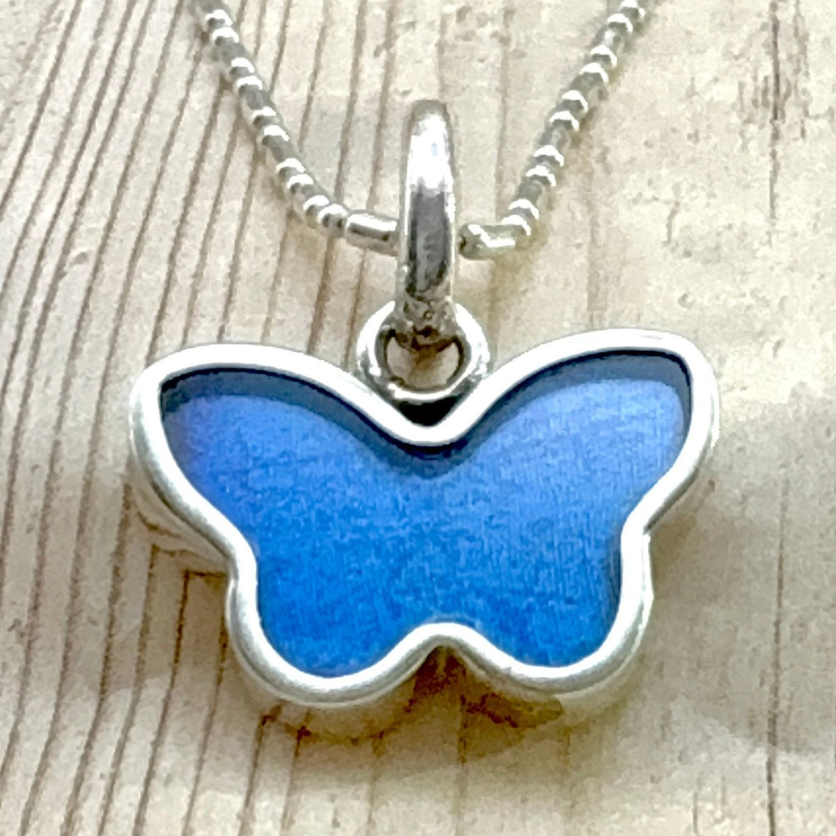 Pendentif Azura en argent avec chaîne – aile de papillon Bleu nuit