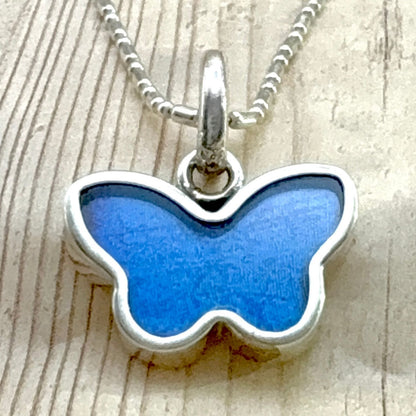 Pendentif Azura en argent avec chaîne – aile de papillon Bleu nuit