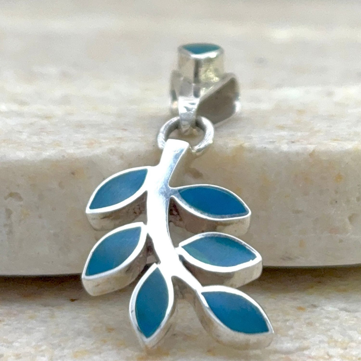 Pendentif Ramée bleu turquoise en argent et pierres naturelles – motif feuilles