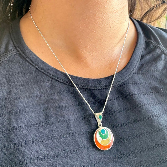 Pendentif Spira en argent porté avec chaîne